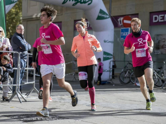 Imágenes de la Carrera contra el cáncer de mama, celebrada este domingo en Pamplona.
