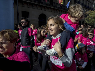 Imágenes de la Carrera contra el cáncer de mama, celebrada este domingo en Pamplona.