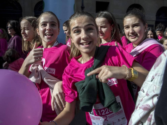 Imágenes de la Carrera contra el cáncer de mama, celebrada este domingo en Pamplona.