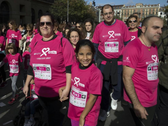 Imágenes de la Carrera contra el cáncer de mama, celebrada este domingo en Pamplona.