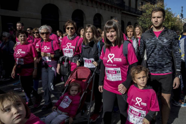 Imágenes de la Carrera contra el cáncer de mama, celebrada este domingo en Pamplona.