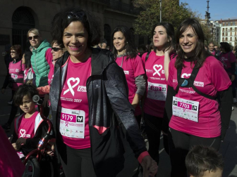 Imágenes de la Carrera contra el cáncer de mama, celebrada este domingo en Pamplona.