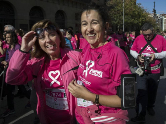 Imágenes de la Carrera contra el cáncer de mama, celebrada este domingo en Pamplona.