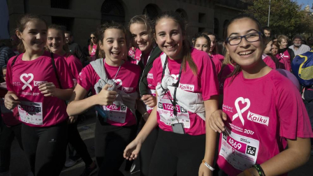 Imágenes de la Carrera contra el cáncer de mama, celebrada este domingo en Pamplona.