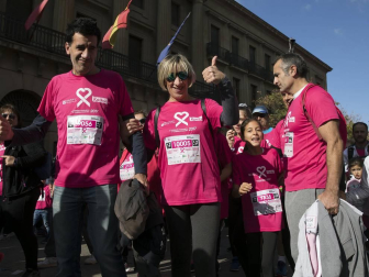 Imágenes de la Carrera contra el cáncer de mama, celebrada este domingo en Pamplona.