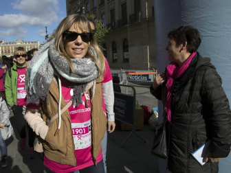 Imágenes de la Carrera contra el cáncer de mama, celebrada este domingo en Pamplona.