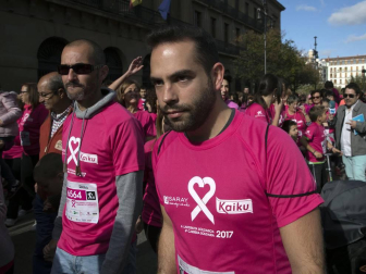 Imágenes de la Carrera contra el cáncer de mama, celebrada este domingo en Pamplona.