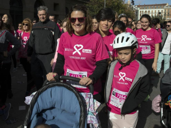 Imágenes de la Carrera contra el cáncer de mama, celebrada este domingo en Pamplona.