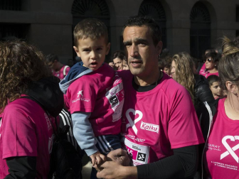Imágenes de la Carrera contra el cáncer de mama, celebrada este domingo en Pamplona.