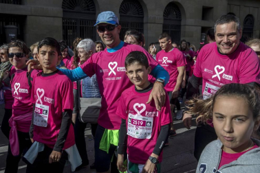 Imágenes de la Carrera contra el cáncer de mama, celebrada este domingo en Pamplona.