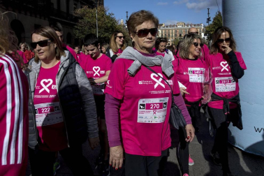 Imágenes de la Carrera contra el cáncer de mama, celebrada este domingo en Pamplona.