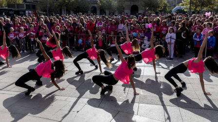 Imágenes de la Carrera contra el cáncer de mama, celebrada este domingo en Pamplona.
