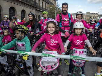 Imágenes de la Carrera contra el cáncer de mama, celebrada este domingo en Pamplona.