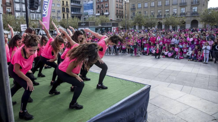 Imágenes de la Carrera contra el cáncer de mama, celebrada este domingo en Pamplona.