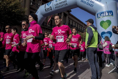 Imágenes de la Carrera contra el cáncer de mama, celebrada este domingo en Pamplona.
