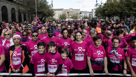 Imágenes de la Carrera contra el cáncer de mama, celebrada este domingo en Pamplona.