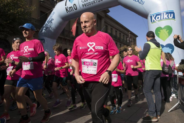 Imágenes de la Carrera contra el cáncer de mama, celebrada este domingo en Pamplona.