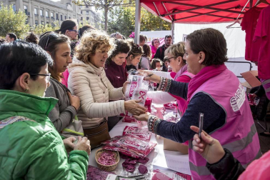 Imágenes de la Carrera contra el cáncer de mama, celebrada este domingo en Pamplona.