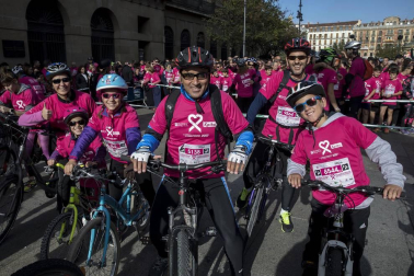 Imágenes de la Carrera contra el cáncer de mama, celebrada este domingo en Pamplona.