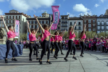 Imágenes de la Carrera contra el cáncer de mama, celebrada este domingo en Pamplona.