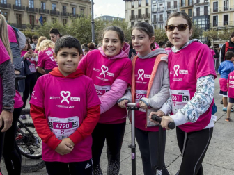 Imágenes de la Carrera contra el cáncer de mama, celebrada este domingo en Pamplona.