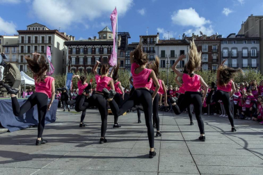 Imágenes de la Carrera contra el cáncer de mama, celebrada este domingo en Pamplona.