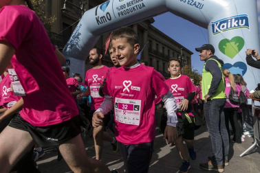 Imágenes de la Carrera contra el cáncer de mama, celebrada este domingo en Pamplona.