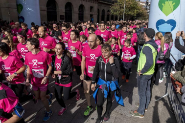 Imágenes de la Carrera contra el cáncer de mama, celebrada este domingo en Pamplona.