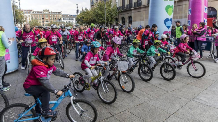 Imágenes de la Carrera contra el cáncer de mama, celebrada este domingo en Pamplona.