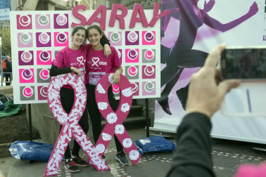 Imágenes de la Carrera contra el cáncer de mama, celebrada este domingo en Pamplona.