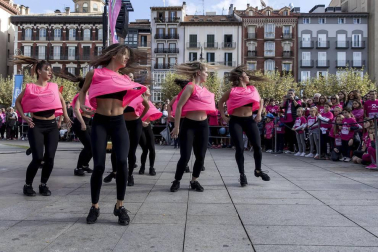 Imágenes de la Carrera contra el cáncer de mama, celebrada este domingo en Pamplona.