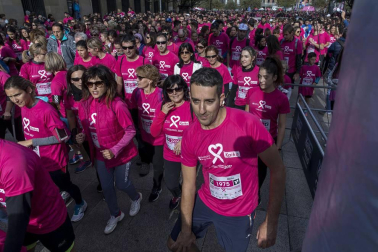 Imágenes de la Carrera contra el cáncer de mama, celebrada este domingo en Pamplona.