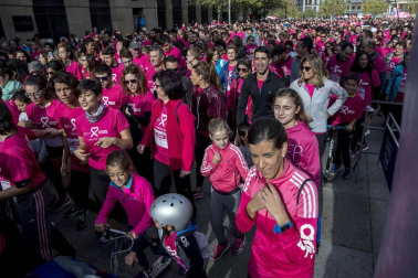 Imágenes de la Carrera contra el cáncer de mama, celebrada este domingo en Pamplona.