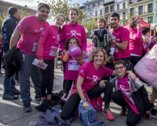 Imágenes de la Carrera contra el cáncer de mama, celebrada este domingo en Pamplona.