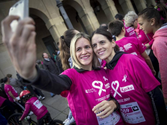 Imágenes de la Carrera contra el cáncer de mama, celebrada este domingo en Pamplona.