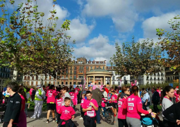 Pamplona se tiñe de rosa en la carrera contra el cáncer de mama