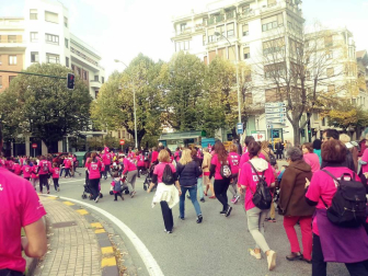 Pamplona se tiñe de rosa en la carrera contra el cáncer de mama
