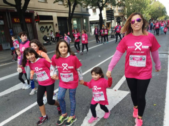 Pamplona se tiñe de rosa en la carrera contra el cáncer de mama
