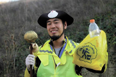 Cada 4 meses, voluntarios japoneses recorren las cunetas de la ruta jacobea en Navarra para recoger basura. Así se vive una etapa a su lado