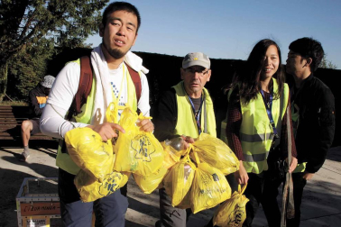 Cada 4 meses, voluntarios japoneses recorren las cunetas de la ruta jacobea en Navarra para recoger basura. Así se vive una etapa a su lado
