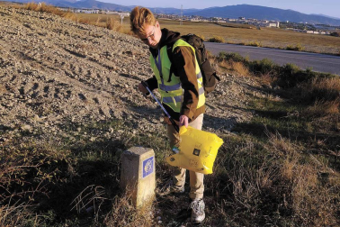 Cada 4 meses, voluntarios japoneses recorren las cunetas de la ruta jacobea en Navarra para recoger basura. Así se vive una etapa a su lado