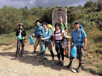 Cada 4 meses, voluntarios japoneses recorren las cunetas de la ruta jacobea en Navarra para recoger basura. Así se vive una etapa a su lado