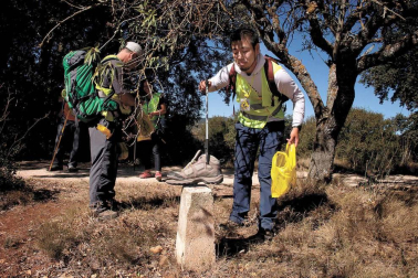 Cada 4 meses, voluntarios japoneses recorren las cunetas de la ruta jacobea en Navarra para recoger basura. Así se vive una etapa a su lado