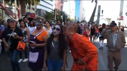 Zombis solidarios por las calles de México