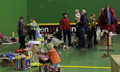 Itxipuru Taldea organizó la feria con el fin de conseguir fondos para la plataforma Sakana Harrera Harana