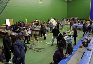 Itxipuru Taldea organizó la feria con el fin de conseguir fondos para la plataforma Sakana Harrera Harana