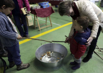 Itxipuru Taldea organizó la feria con el fin de conseguir fondos para la plataforma Sakana Harrera Harana