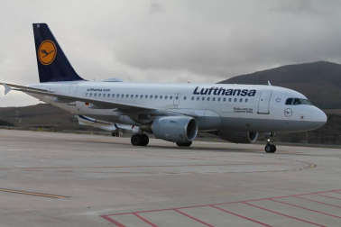 Imágenes de la inauguración del vuelo Frankfurt - Pamplona, que operará entre ambas ciudades 4 veces por semana.