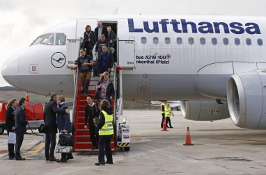 Imágenes de la inauguración del vuelo Frankfurt - Pamplona, que operará entre ambas ciudades 4 veces por semana.
