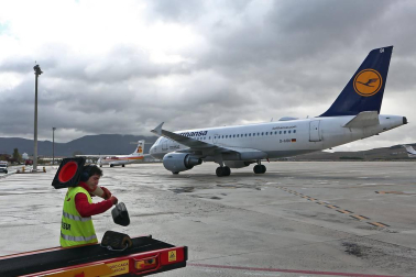 Imágenes de la inauguración del vuelo Frankfurt - Pamplona, que operará entre ambas ciudades 4 veces por semana.